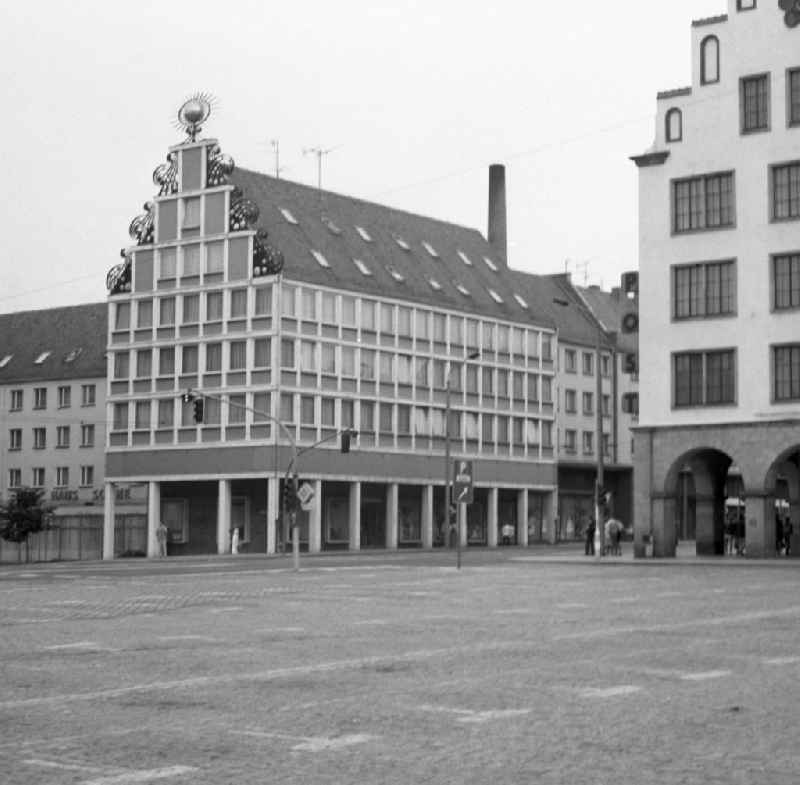 Blick auf das Hotel 'Haus Sonne' (l) (heute: Steigenberger Hotel Sonne) am Neuen Markt und das Postgebäude (r) in der Rostocker Altstadt.