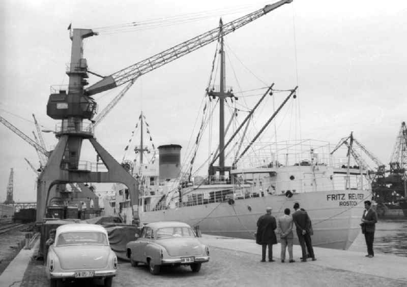 Das Schiff MS 'Fritz Reuter' im Hochseehafen Rostock. Der Hafen wurde Anfang Mai 196