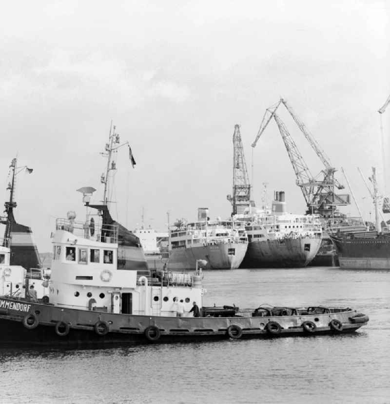 The port of Rostock on the lower Warnow in Rostock in Mecklenburg-Vorpommern on the territory of the former GDR, German Democratic Republic. In the foreground of the tug 'Krummendorf'
