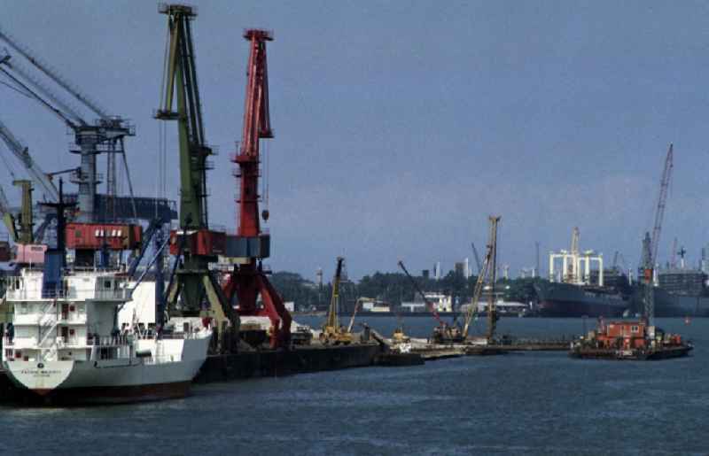 Loading, supply and unloading of ships ' VEB Deutfracht - Seereederei Rostock DSR ' at the quays in the port area in Rostock in the state Mecklenburg-Western Pomerania on the territory of the former GDR, German Democratic Republic