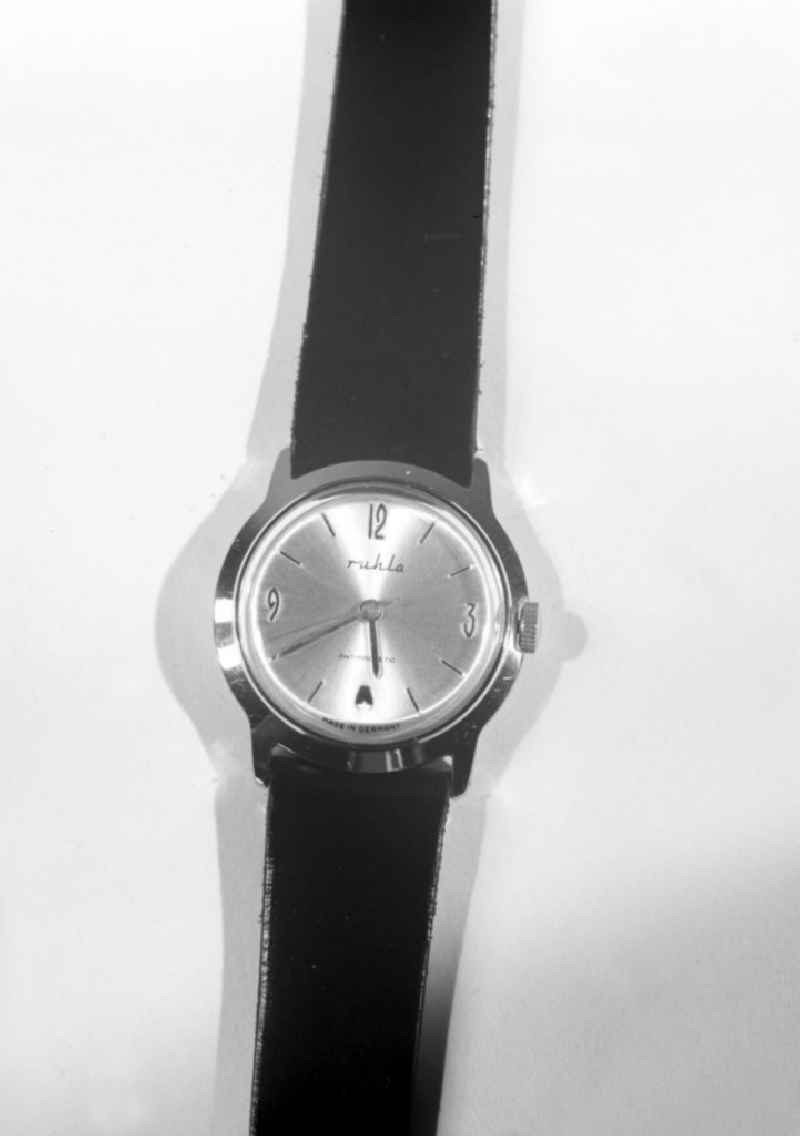 Blick auf eine Armbanduhr aus dem VEB Uhrenwerke Ruhla.