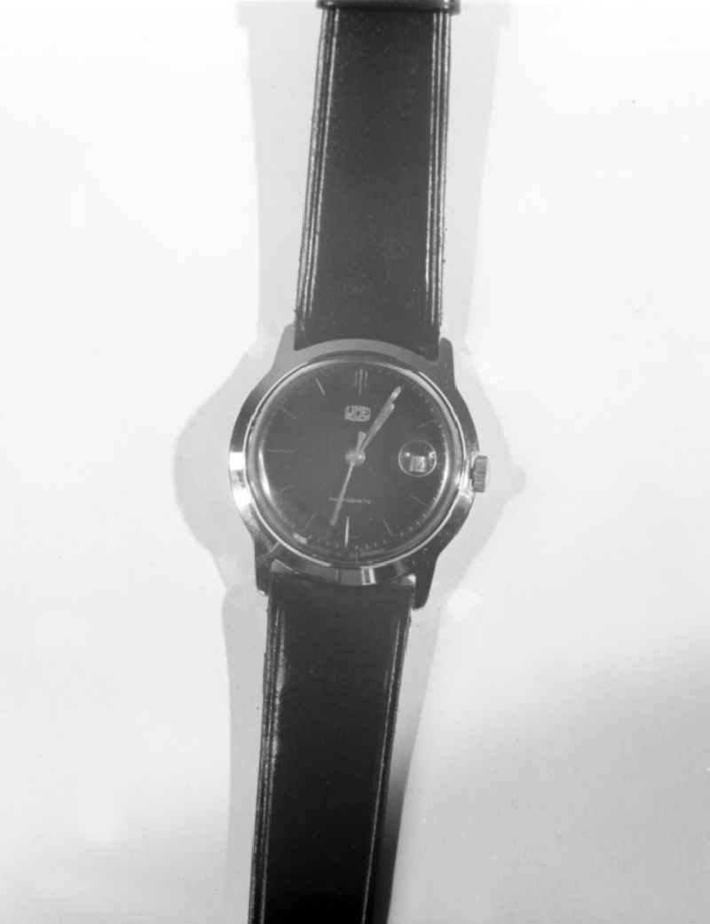 Blick auf eine Armbanduhr mit Datumsanzeige aus dem VEB Uhrenwerke Ruhla.