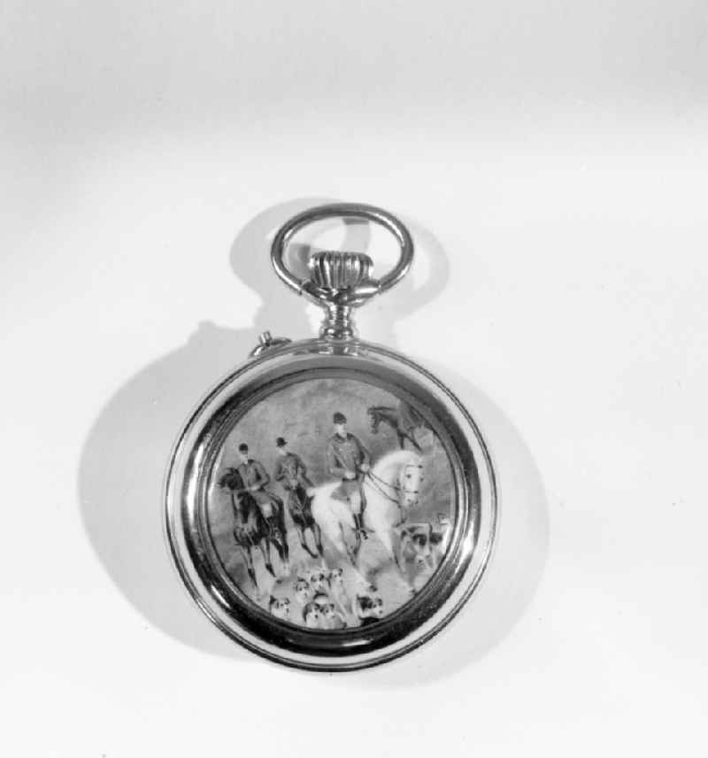 Blick auf den kunstvoll gestalteten Deckel einer Taschenuhr aus dem VEB Uhrenwerke Ruhla.