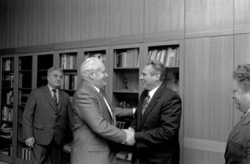 22.12.1987
Rumänien
Genosse G. Mittag empfängt 
rumänischen Gast Gheargke Oprea