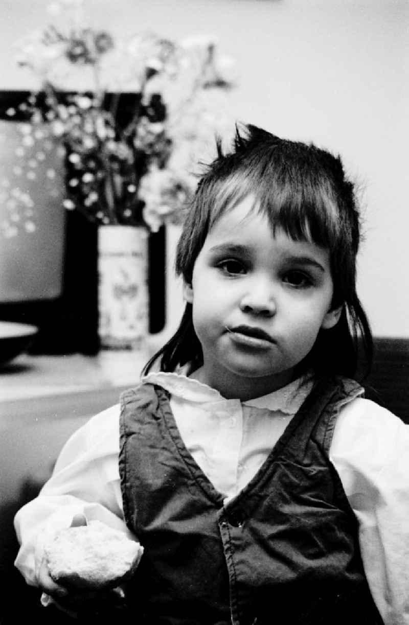 Porträt Kind, kleines Mädchen mit Brötchen in der Hand.