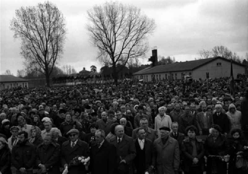 35. Jahrestag der Befreiung in Sachsenhausen. Kundgebung. (482)