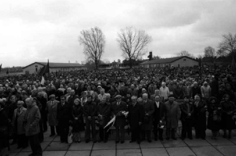 35. Jahrestag der Befreiung in Sachsenhausen. Kundgebung. (482)