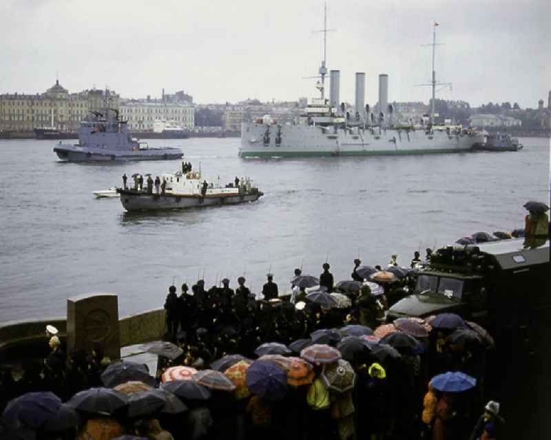 Under the eyes of hundreds of onlookers, the legendary armored cruiser 'Aurora' is drawn to the berth with the help of 2 pilot boats before the Cadets Academy in St. Petersburg. The Aurora is a warship of the former Imperial Russian Navy. The ship is valid under the name armored cruiser Aurora as a symbol of the October Revolution