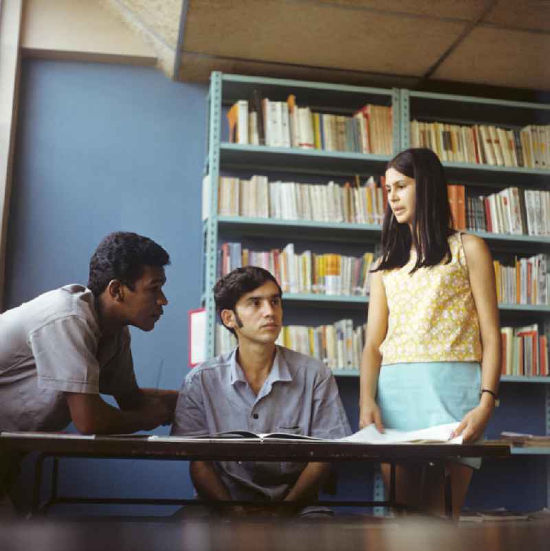 Jugendliche in der Bibliothek vom Werk für Kühlschänke in Santa Clara - Kuba. Young people in the library from the plant for fridges in Santa Clara - Cuba.