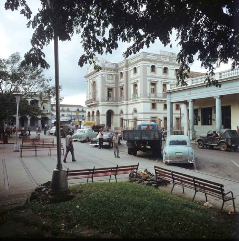 Straßenszene in Santa Clara in Kuba - Blick auf den zentralen Platz der Stadt am Parque Vidal mit seinen historischen Gebäuden. Street scene in Santa Clara - Cuba.