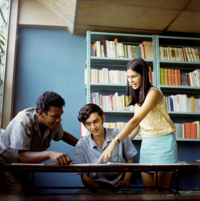 Jugendliche in der Bibliothek vom Werk für Kühlschänke in Santa Clara - Kuba. Young people in the library from the plant for fridges in Santa Clara - Cuba.