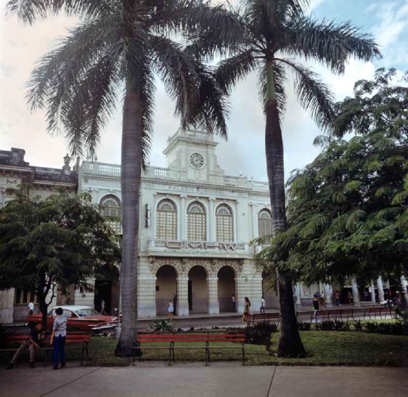 Straßenszene in Santa Clara in Kuba - Blick auf den Palacio Municipal am Parque Vidal, dem zentralen Platz der Stadt. Street scene in Santa Clara - Cuba.