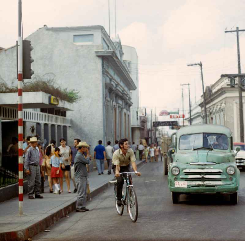 Straßenszene in Santa Clara in Kuba. Street scene in Santa Clara - Cuba.