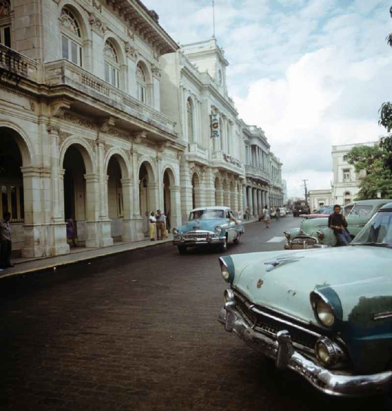 Straßenszene in Santa Clara in Kuba - Blick auf den Palacio Municipal am Parque Vidal, dem zentralen Platz der Stadt. Street scene in Santa Clara - Cuba.