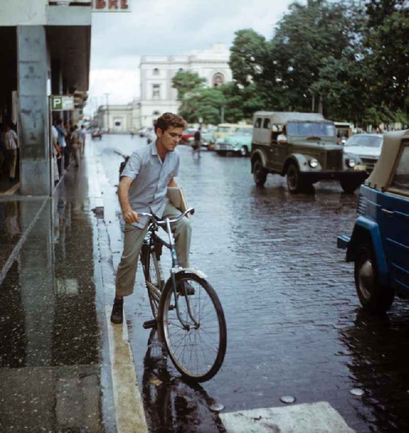 Straßenszene im Regen in Santa Clara in Kuba. Street scene in the rain in Santa Clara - Cuba.