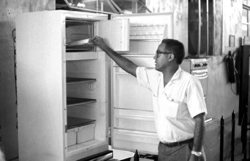 Ein Mitarbeiter eines Kühlschrankwerkes in Santa Clara präsentiert das Kühlfach eines fertiggestellten Kühlschrankes.