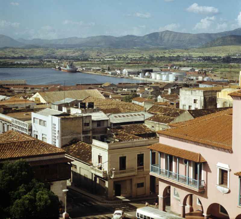 Blick über die Dächer von Santiago de Cuba (rechts das Rathaus) auf Bucht und Hafenanlagen. View over the city of the bay and port facility.