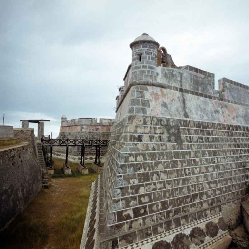 Blick auf das Castillo de San Pedro de la Roca (auch Castillo del Morro genannt), eine Festung an der Küste in der Nähe von Santiago de Cuba. View of the Castillo de San Pedro de la Roce (as well called Castillo del Morro), a fortress at the shore near Santiago de Cuba.