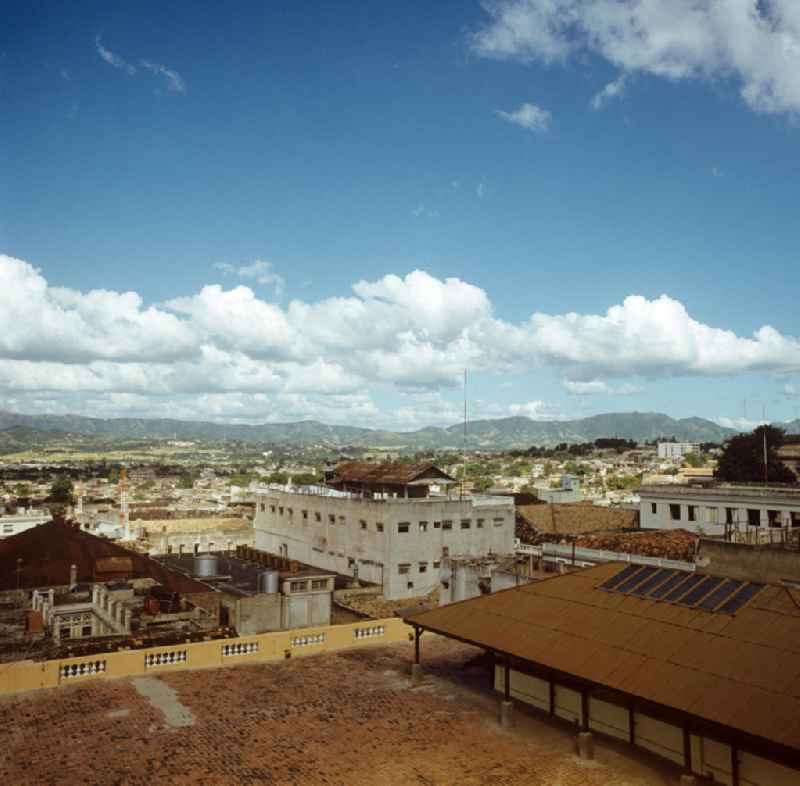 Blick über die Dächer von Santiago de Cuba. View over the city of the bay and port facility.