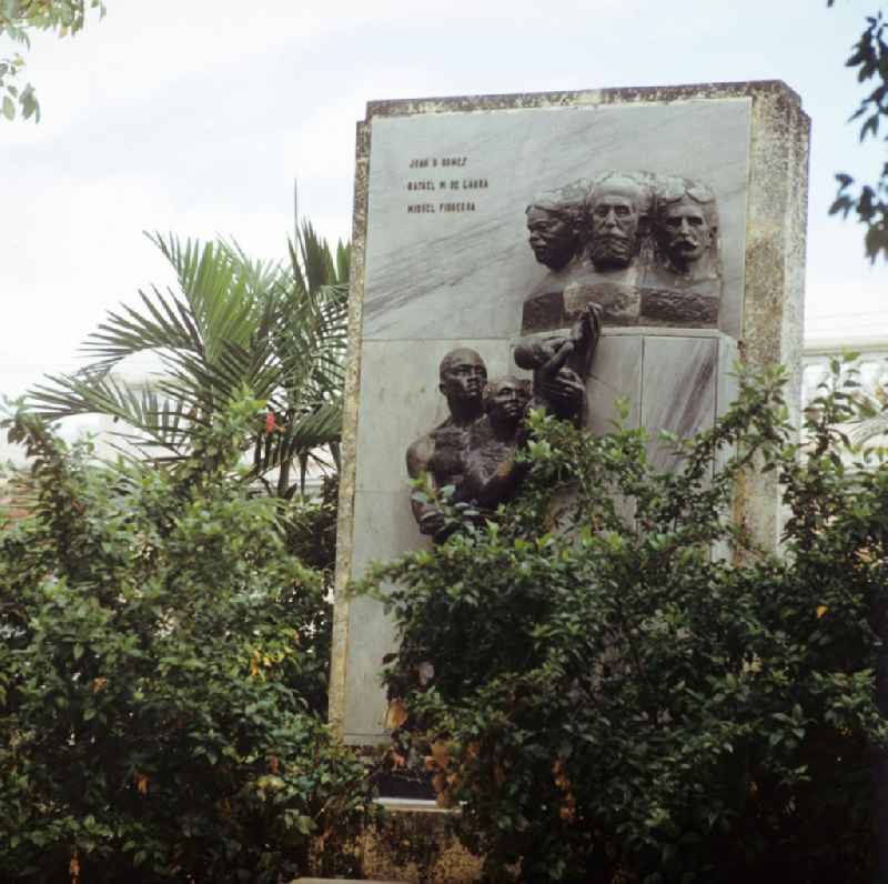 Blick auf ein Denkmal für die kubanischen Nationalhelden Juan Gualberto Gomez, Rafael M. de Labra und Miguel Figueroa in Santiago de Cuba. Monument to Cuban National Hero.