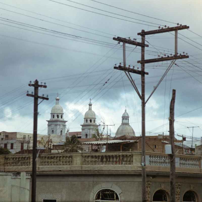 Blick über die Dächer von Santiago de Cuba auf die Türme der Catedral de la Asunción, der Kathedrale der Stadt.