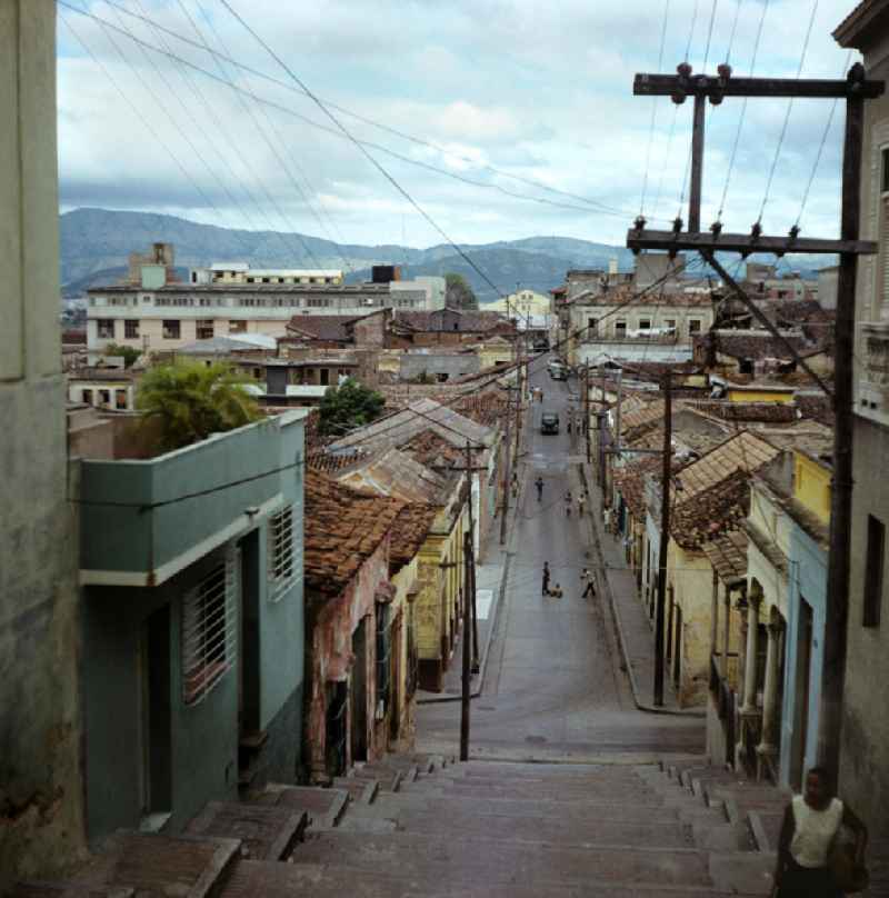 Blick in eine Straße von Santiago de Cuba auf die Dächer der Stadt. Townscape Santiago de Cuba.