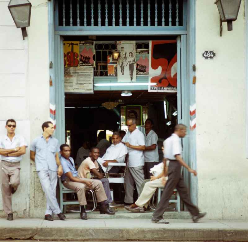 Blick in einen typischen kubanischen Friseursalon in Santiago de Cuba.