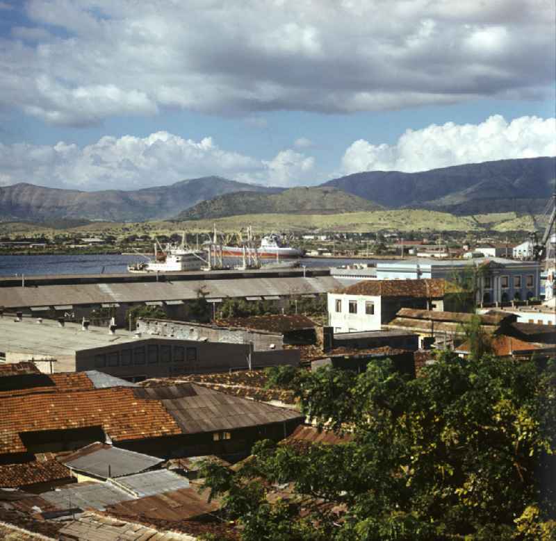 Blick vorbei am Rathaus von Santiago de Cuba hin zur Bucht und Hafenanlagen. View over the city of the bay and port facility.
