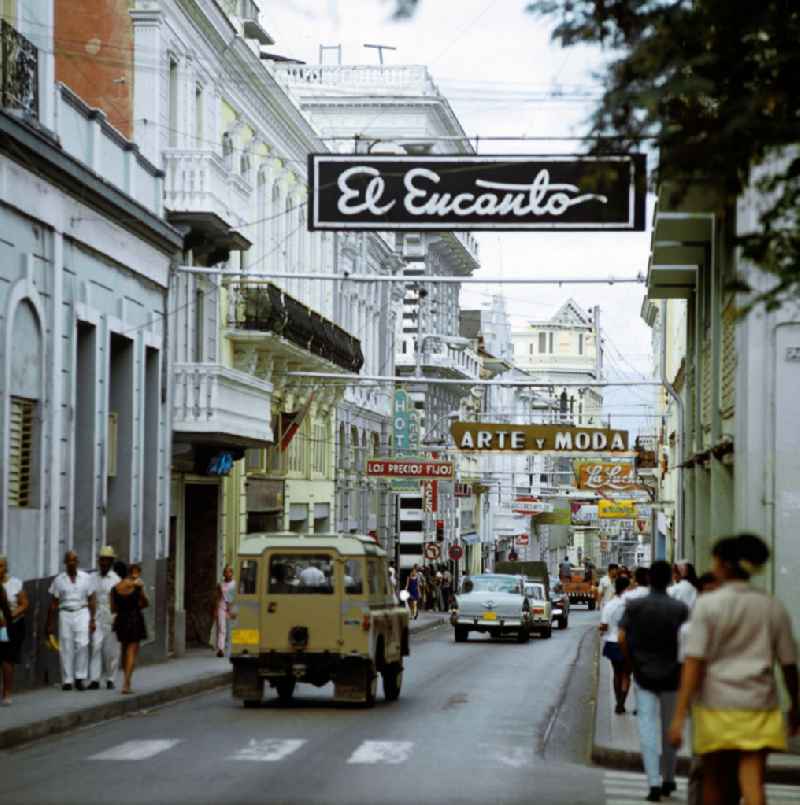 Blick in eine belebte Straße im Zentrum von Santiago de Cuba. View into a busy road in the centre / center.