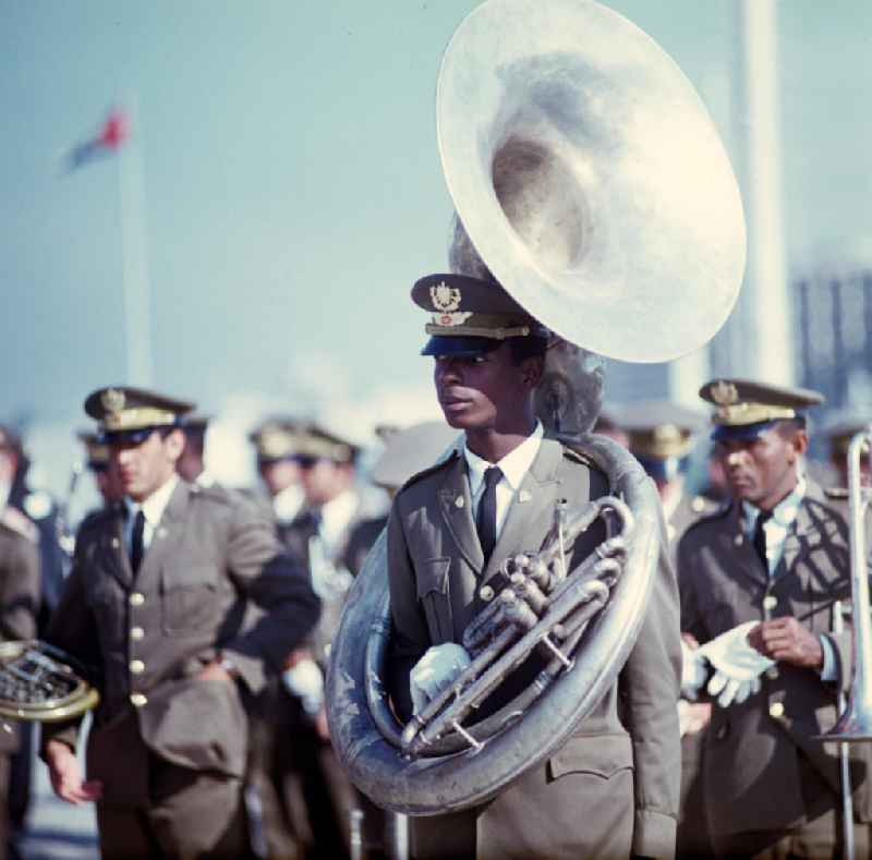 Aufstellung der kubanischen Ehrengarde zu Ehren des offiziellen Besuches des Staats- und Parteivorsitzenden der DDR, Erich Honecker, auf dem Flughafen Santiago de Cuba - hier der Tubaspieler der Militärkapelle. Honecker stattete vom 2