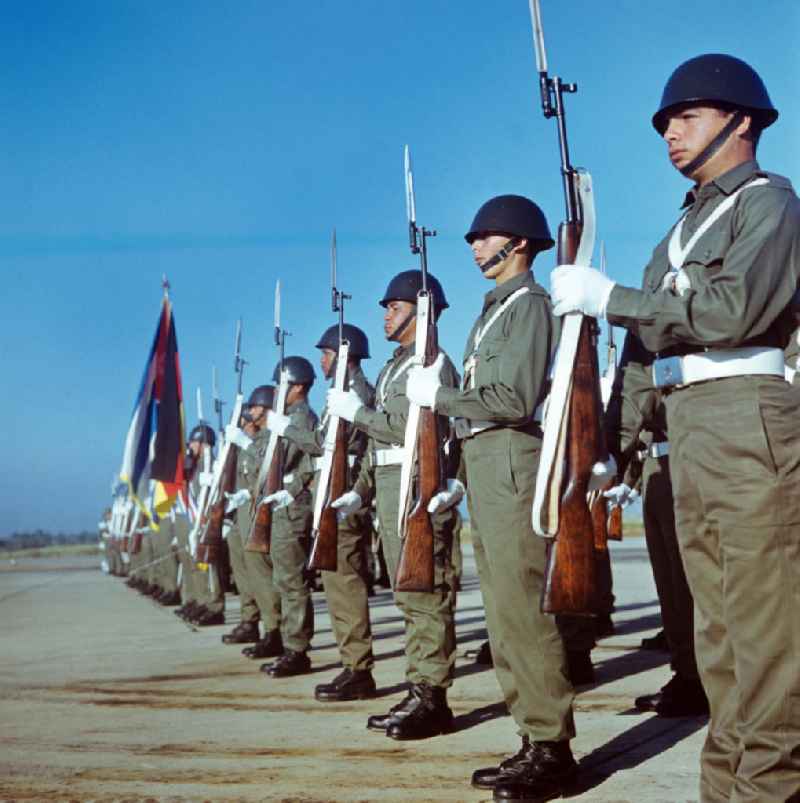Aufstellung der kubanischen Ehrengarde zu Ehren des offiziellen Besuches des Staats- und Parteivorsitzenden der DDR, Erich Honecker, auf dem Flughafen Santiago de Cuba. Honecker stattete vom 2