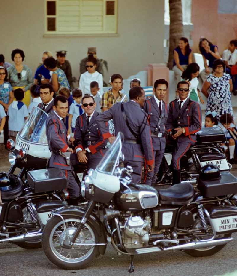 Warten der kubanischen Begleiteskorte auf die Ankunft des Staats- und Parteivorsitzenden der DDR, Erich Honecker, auf dem Flughafen Santiago de Cuba. Honecker stattete vom 2