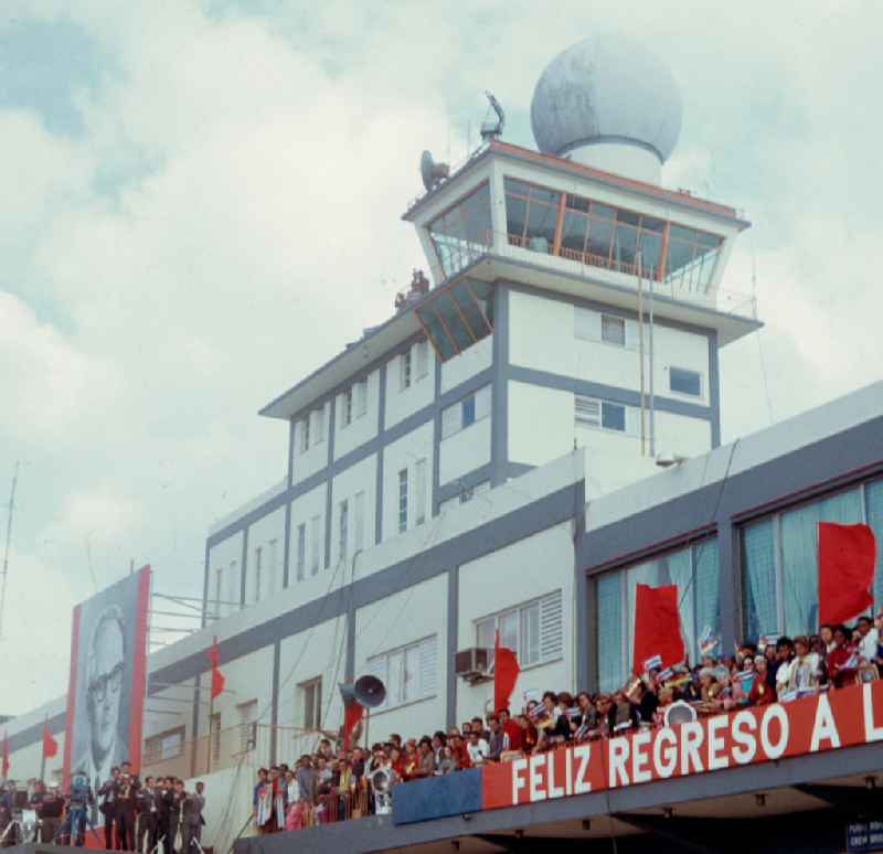 Mit einem großen Plakat mit dem Abbild des Staats- und Parteivorsitzenden der DDR, Erich Honecker, wird dieser auf dem Flughafen Santiago de Cuba willkommen geheißen. Honecker stattete vom 2