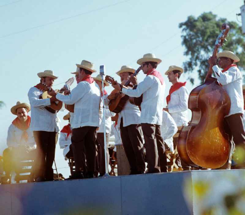 Eine kubanische Musikgruppe spielt zur Ankunft des Staats- und Parteivorsitzenden der DDR, Erich Honecker, in Santiago de Cuba. Honecker stattete vom 2