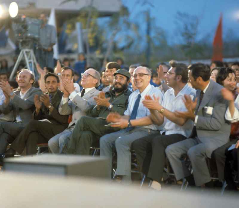 Der Staats- und Parteivorsitzende der DDR, Erich Honecker, und der kubanische Regierungschef Fidel Castro sitzen während des für den Staatsbesuch auffgeführten Kulturprogramms im Publikum und klatschen Beifall. Honecker stattete vom 2