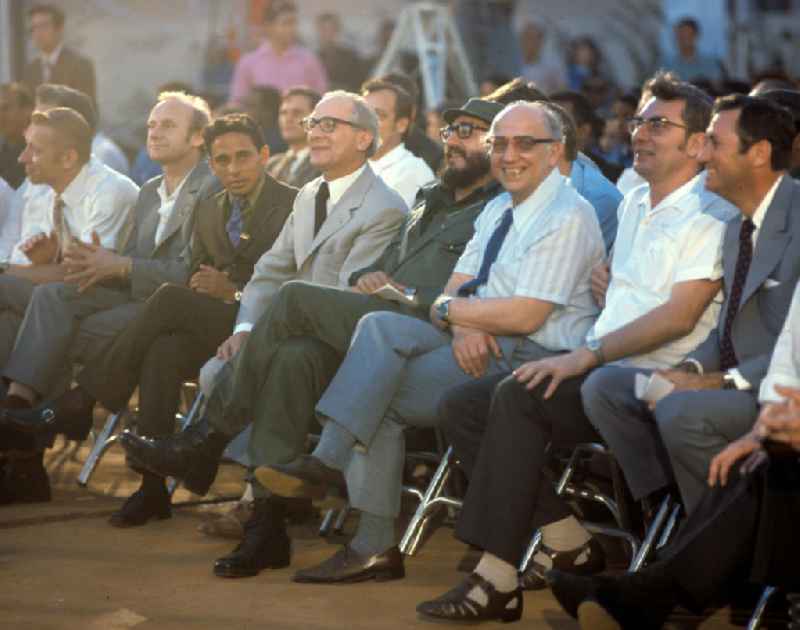 Der Staats- und Parteivorsitzende der DDR, Erich Honecker, und der kubanische Regierungschef Fidel Castro amüsieren sich während des für den Staatsbesuch auffgeführten Kulturprogramms in Santiago de Cuba. Honecker stattete vom 2