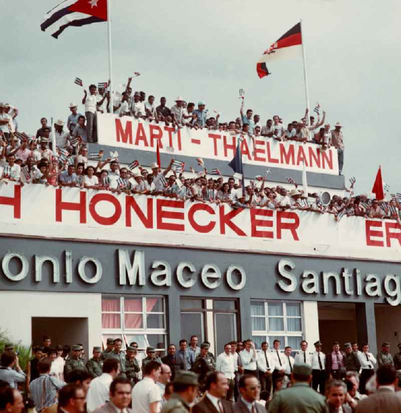 Feierlicher Empfang des Staats- und Parteivorsitzenden der DDR, Erich Honecker, auf dem Flughafen Santiago de Cuba - auf den Transparenten die Namen von Marti, Thälmann und Honecker. Honecker stattete vom 2