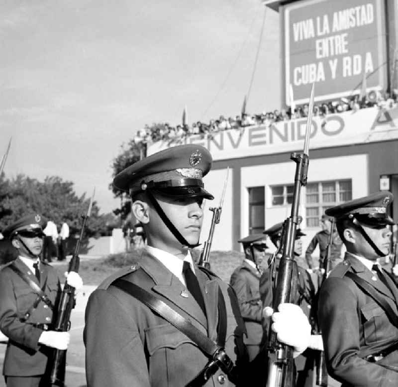 Aufstellung der kubanischen Ehrengarde zu Ehren des offiziellen Besuches des Staats- und Parteivorsitzenden der DDR, Erich Honecker, auf dem Flughafen Santiago de Cuba. 'Viva la amistad entre CUBA y RDA' - 'Es lebe die Freundschaft zwischen Kuba und der DDR' steht auf einem Plakat im Hintergrund. Honecker stattete vom 2