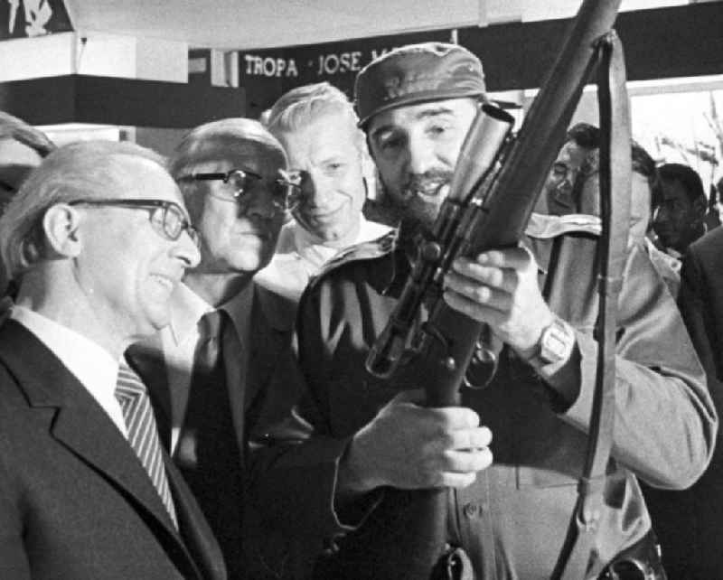 Der kubanische Regierungschef Fidel Castro und der Staats- und Parteivorsitzende der DDR, Erich Honecker, besuchen das Cuartel Moncada - die ehemalige Moncada-Kaserne und Kultstätte der kubanischen Revolution - in Santiago de Cuba. Honecker stattete vom 2