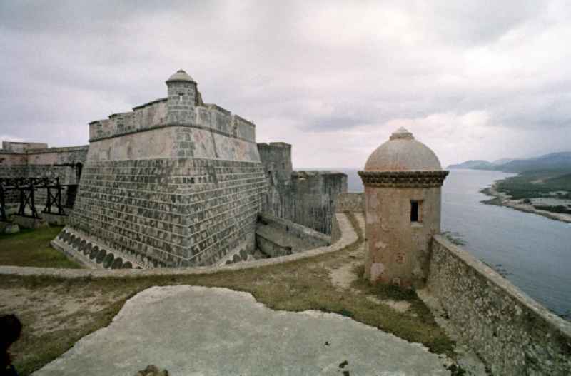 Blick auf das Castillo de San Pedro de la Roce (auch Castillo del Morro genannt), eine Festung an der Küste in der Nähe von Santiago de Cuba.
