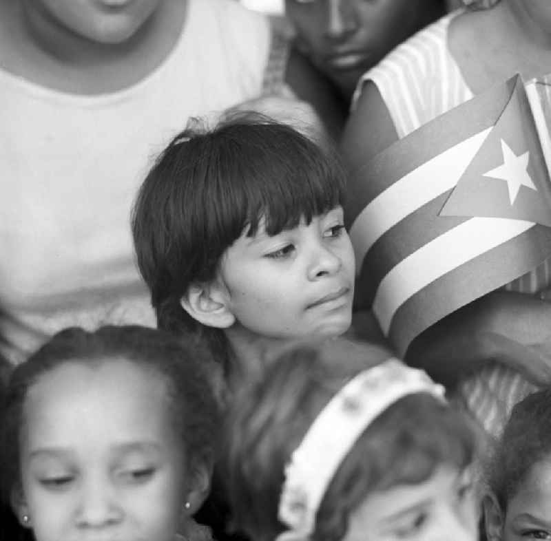 Mit großem Jubel wird in der kubanischen Bevölkerung die Ankunft des Staats- und Parteivorsitzenden der DDR, Erich Honecker, in Santiago de Cuba gefeiert - hier Junge mit Kubafahne. Honecker stattete vom 2