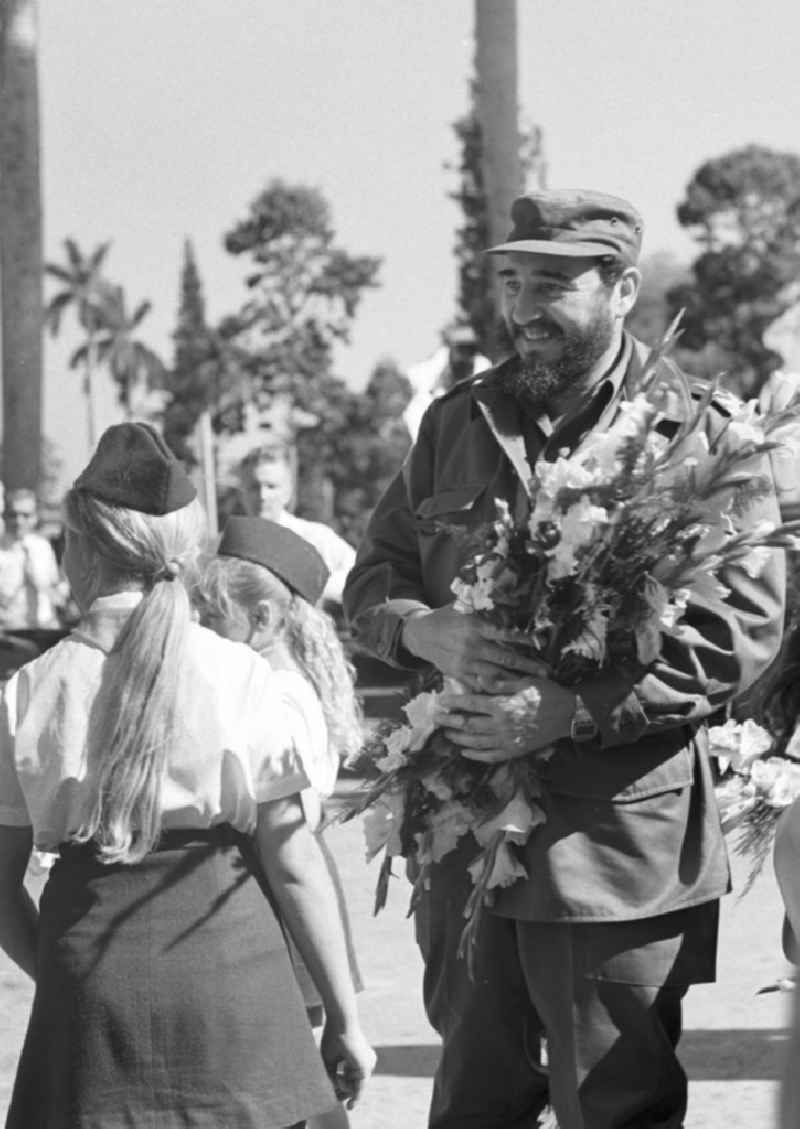 Zum Empfang im Tropeninstitut, dem Instituto de Parasitologia y Enfermedades Tropicales, in Havanna überreichen Junge DDR-Pioniere dem kubanischen Regierungschef Fidel Castro Blumen. Honecker stattete vom 2
