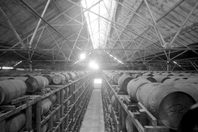 Blick in eine Rumfabrik in Santiago de Cuba.