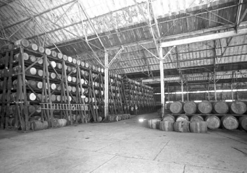 Blick in eine Rumfabrik in Santiago de Cuba.