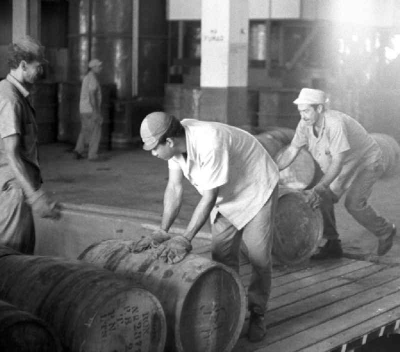 Arbeiter in einer Rumfabrik in Santiago de Cuba.