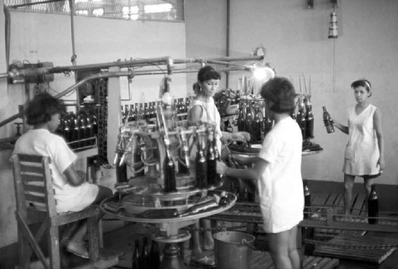 Arbeiterinnen an der Flaschenfüllanlage in einer Rumfabrik in Santiago de Cuba.