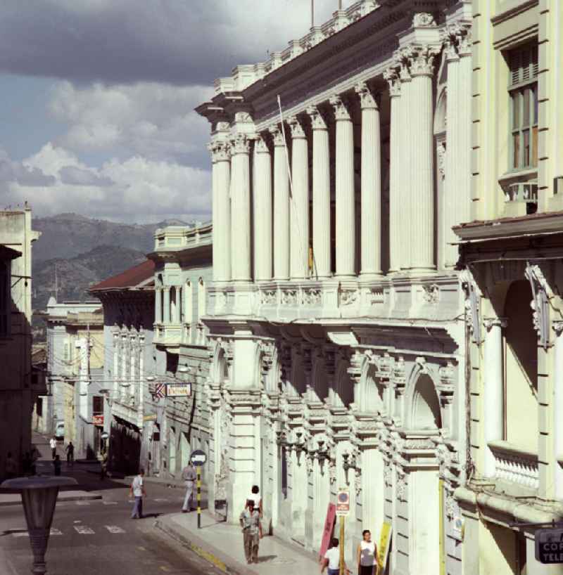 Blick auf Gebäude am Parque Céspedes in Santiago de Cuba.