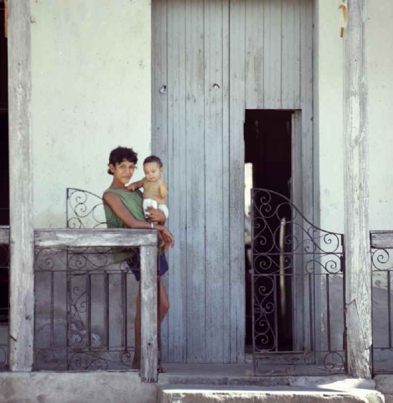 Mutter mit Kind vor ihrem Hauseingang in Santiago de Cuba.