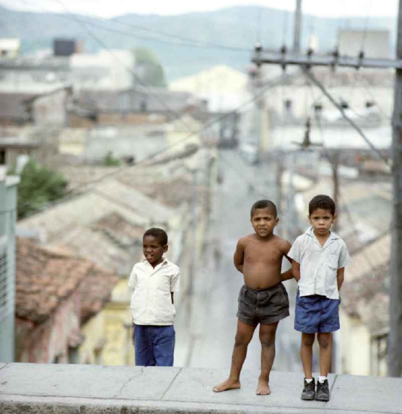 Kinder auf der obersten Stufe einer Treppe in Santiago de Cuba.