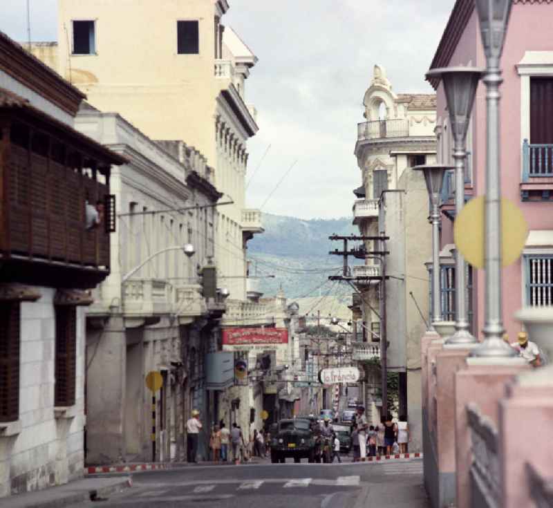 Blick in eine belebte Straße im Zentrum von Santiago de Cuba.